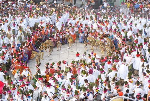Pochó dancers covered in paint and costumes
