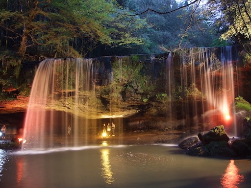 Front view of Nabegataki Waterfall in Kumamoto