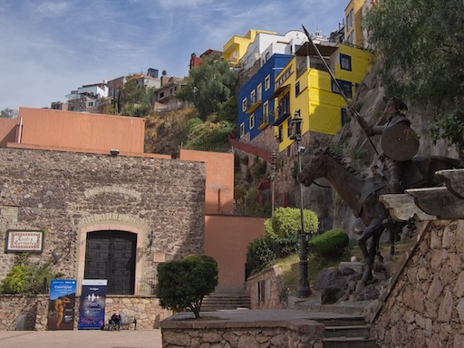 Bronze-painted performer blending into Guanajuato architecture