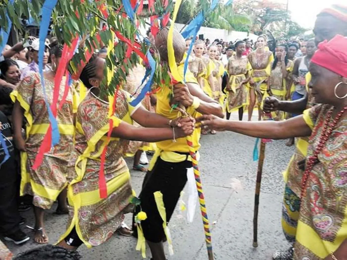 Dancer hanging upside down during Palo Volteado