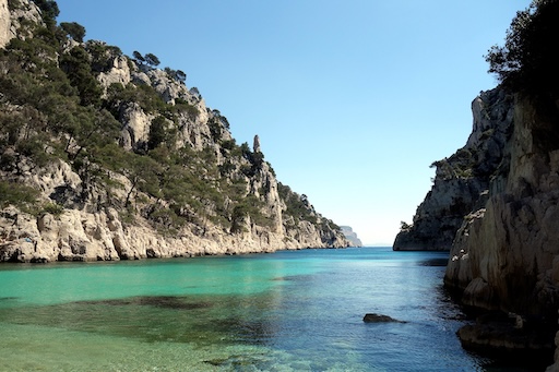 Kayakers in the turquoise waters of Calanque d’En-Vau