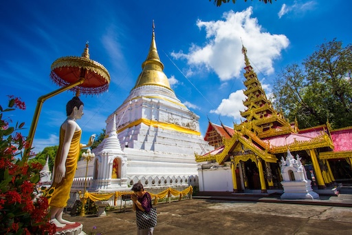 Golden Chedi at Wat Phra Kaew Don Tao